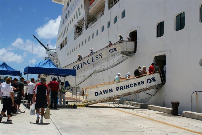Aan bood gaan van het cruise schip