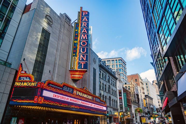 Aan de ingang van Paramount Theatre
