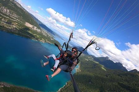 Adembenemend uitzicht op het meer tijdens het paragliden