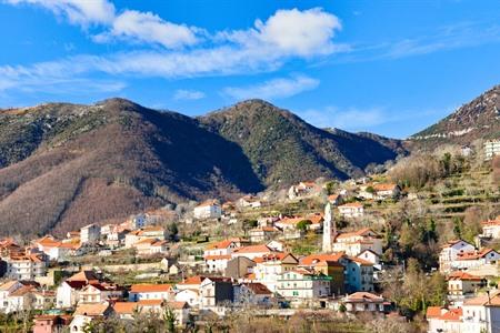 Agerola bezoeken aan de Amalfikust: wandelen door de natuur en Italiaanse gastvrijheid