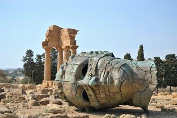 Agrigento, de beroemde Valle dei Templi, met overblijfselen van de tempel van Castor en Pollux