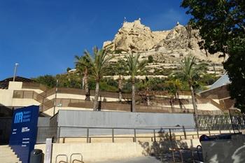 Alicante, watermuseum en rots met kasteel