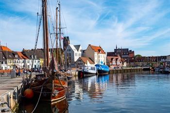 Alter Hafen aan het water in Wismar, Duitsland