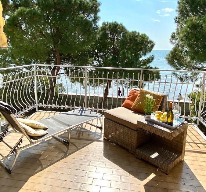 Appartement boeken met zeezicht vlakbij het strand van Costa Azzura