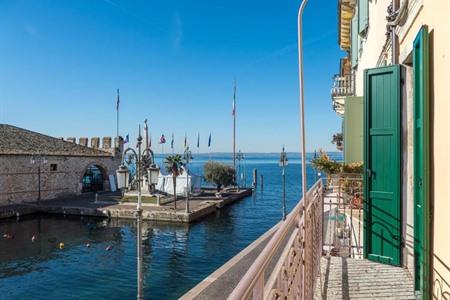 Appartement boeken met zicht op de haven van Lazise
