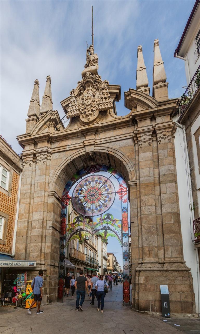 Arco da Porta Nova in Braga, Portugal