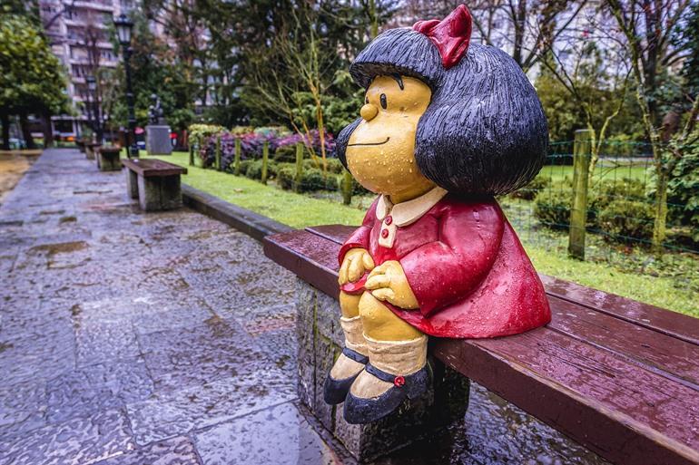 Argentijns stripfiguur Mafalda in Campo de San Francisco in Oviedo