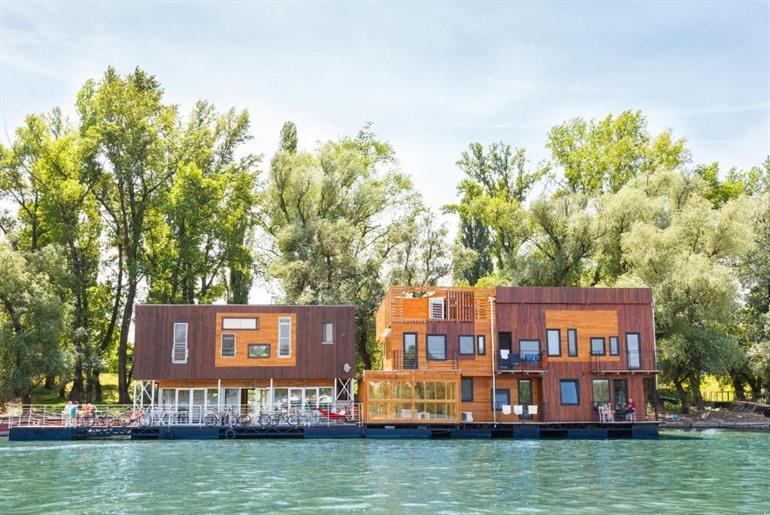 ArkaBarka Floating Rooms and Hostel boeken