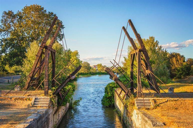 Arles: beroemde brug geschilderd door van Gogh