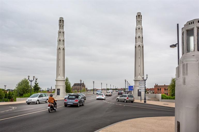 Art-decopilaren op de brug