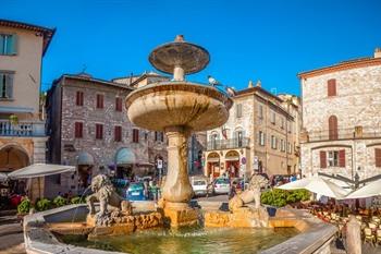 Assisi, piazza del comune