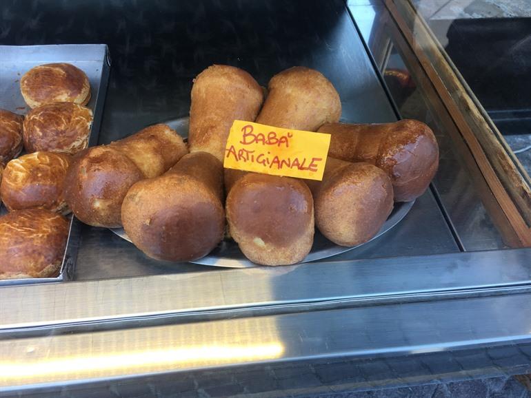 Babà in Napels proeven