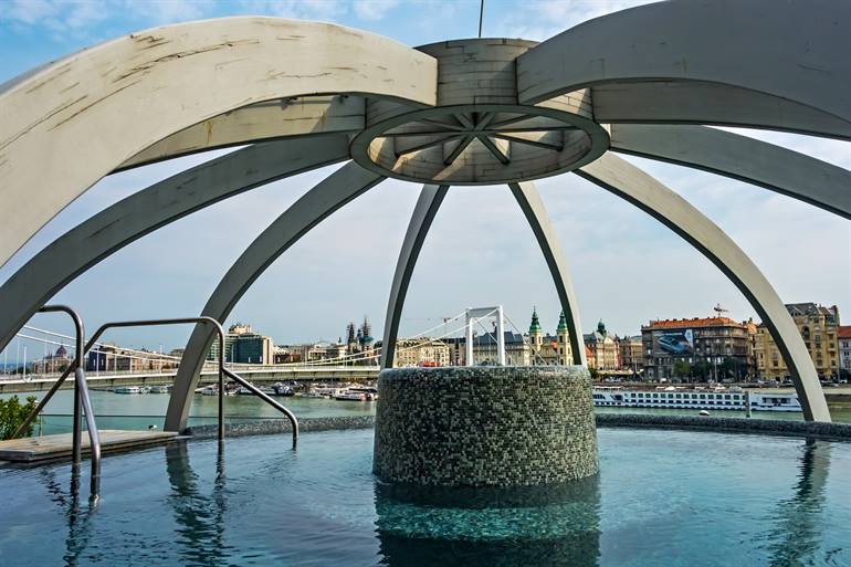 Bad op het dakterras van de Rudasbaden in Boedapest