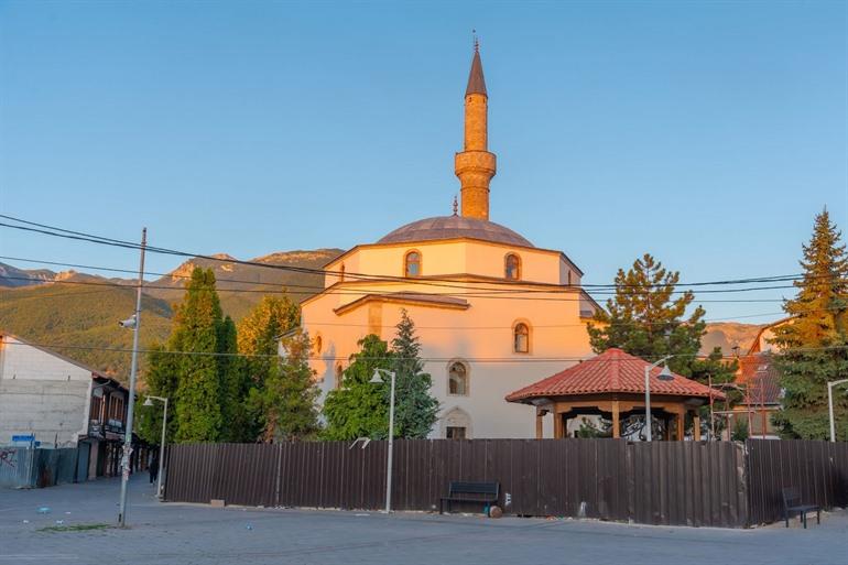 Bajrakli moskee in de oude bazaar van Peja