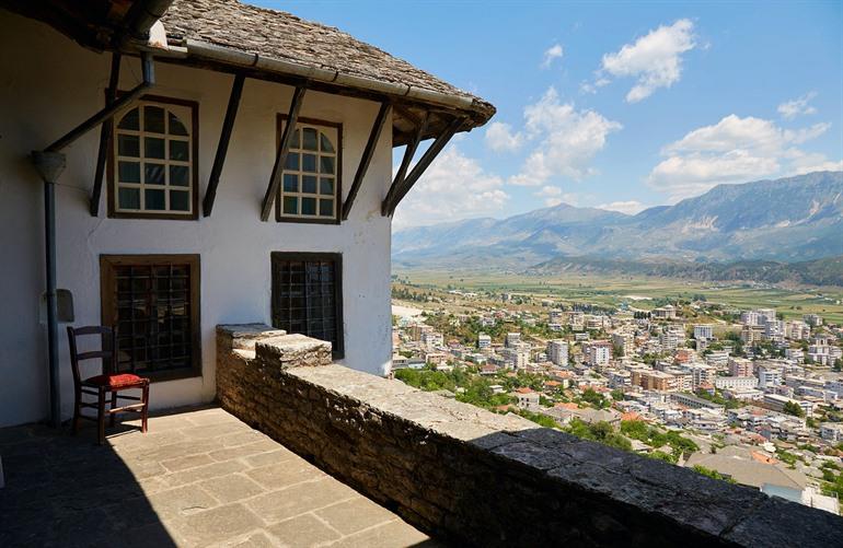 Balkon van Zekate House met uitzicht over Gjirokastër