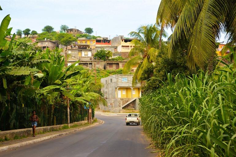 Bananenplantages bezoeken in Pedra Badejo, Santiago-eiland