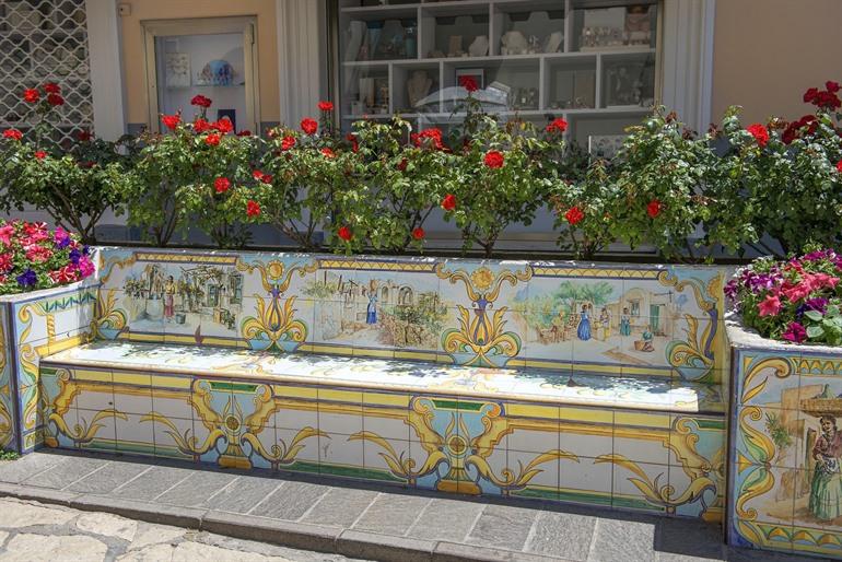 Bank met keramieken tegeltjes in Capri