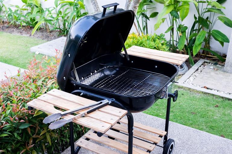 Barbecue met zijtafeltjes, handig voor een glaasje wijn tijdens het barbecuën