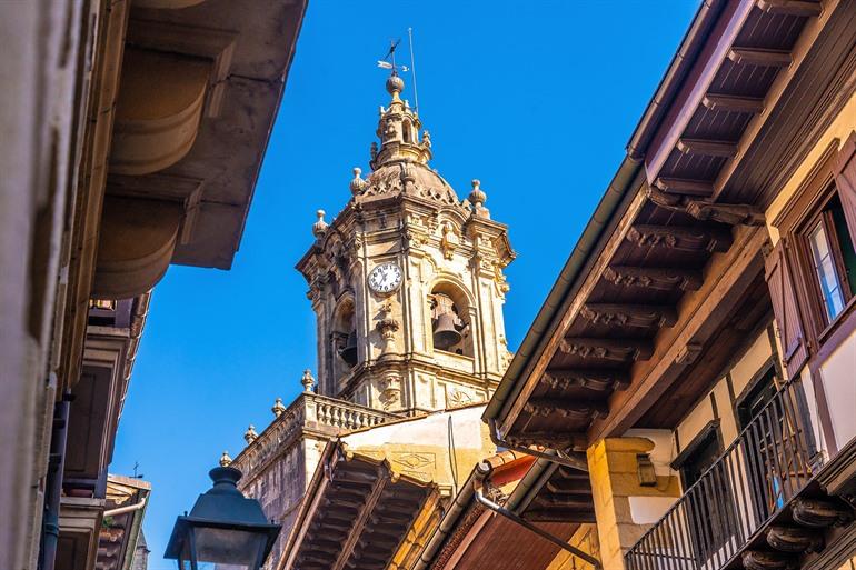 Barokke klokkentoren van de Iglesia de Santa María de la Asunción y del Manzano