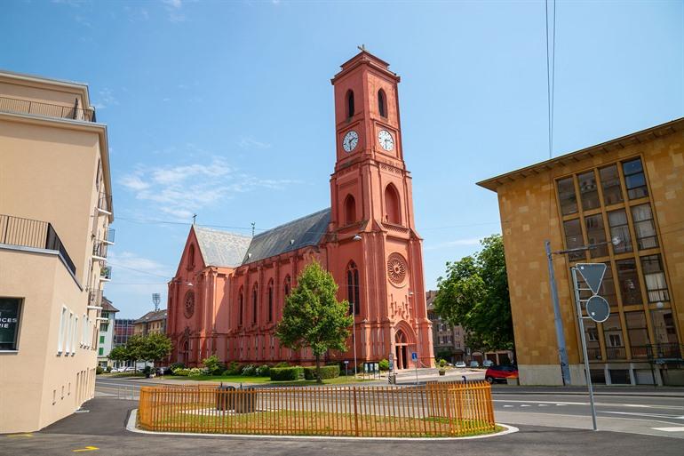 Basilique Notre-Dame de l'Assomption de Neuchâtel (of de Rode kerk)
