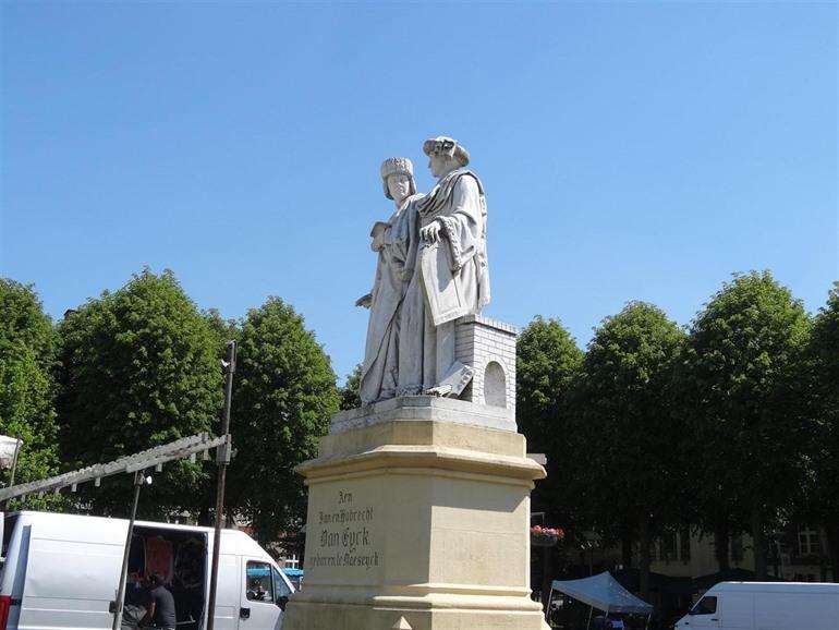 Beeld van de gebroeders Van Eyck op de markt van Maaseik, Maasland