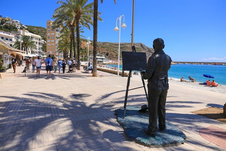 Beeldhouwwerk van Sorolla aan de promenade van Jávea, Costa Blanca