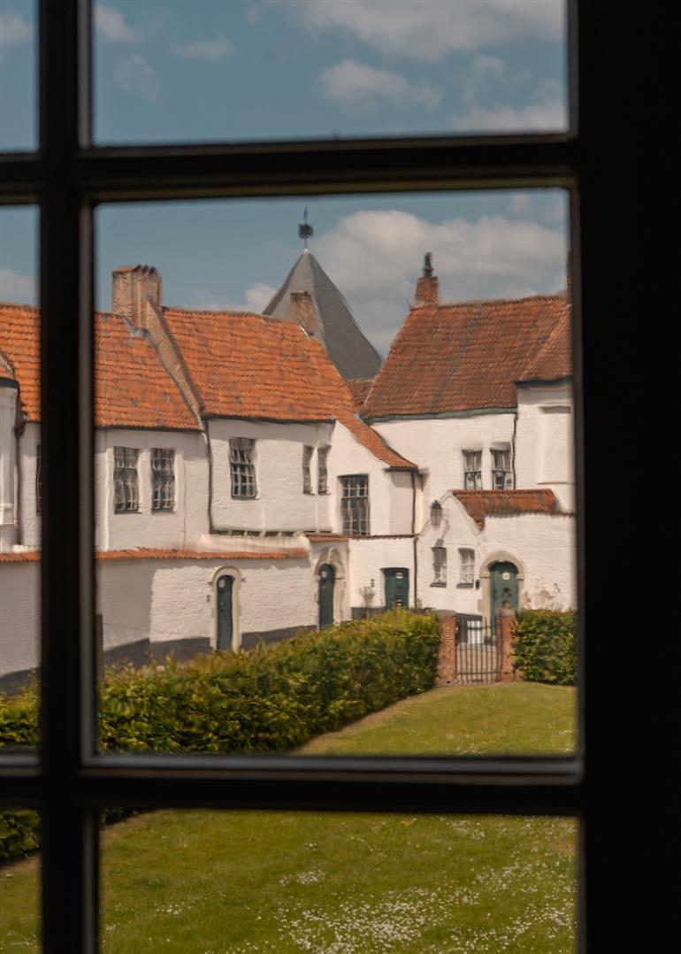 Begijnhof vanuit de Sint-Annazaal