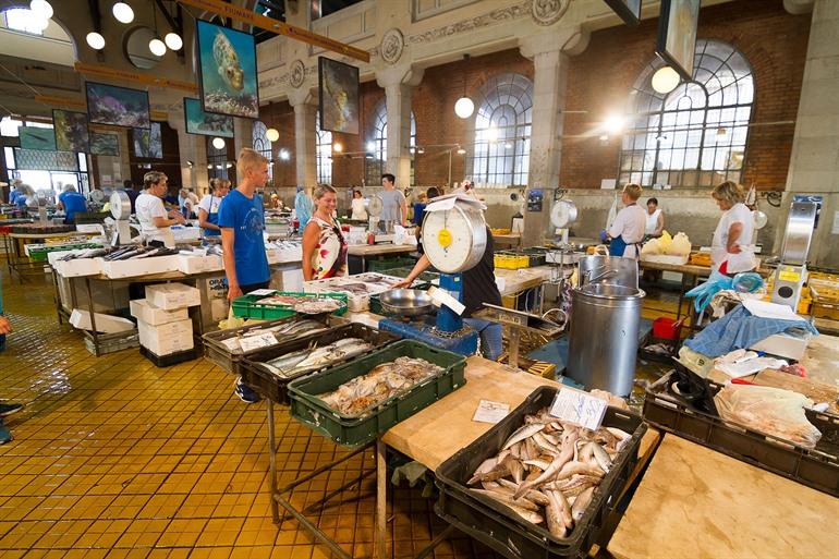 Bekende vismarkt in Rijeka, Kroatië