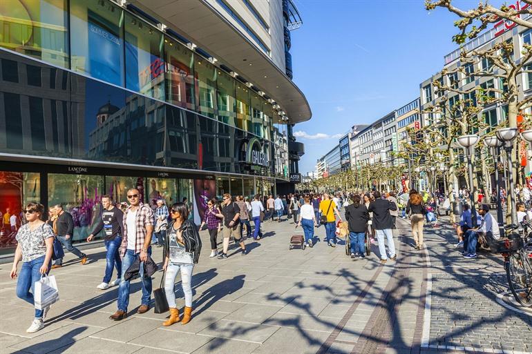 Bekende winkelstraat 'Zeil' in Frankfurt, Duistland