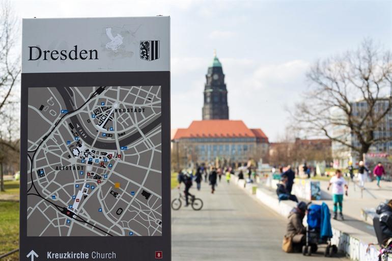 Beklim de stadhuistoren van Dresden