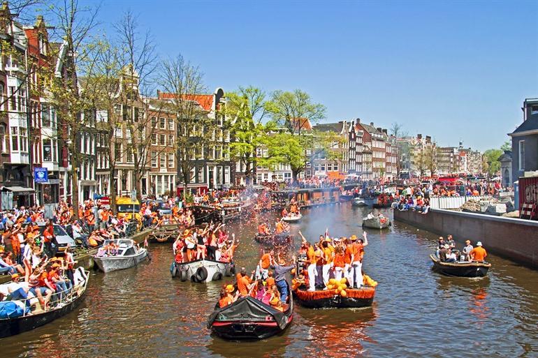 Beleef Koningsdag op de Amsterdamse grachten incl. rondvaart, onbeperkt drinken & muziek!