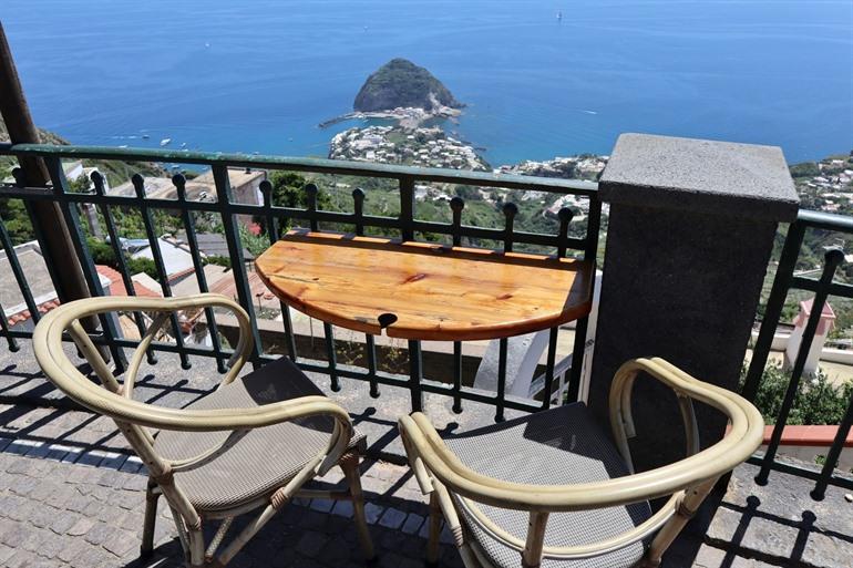 Belvedere di Serrara naar Sant'Angelo op Ischia