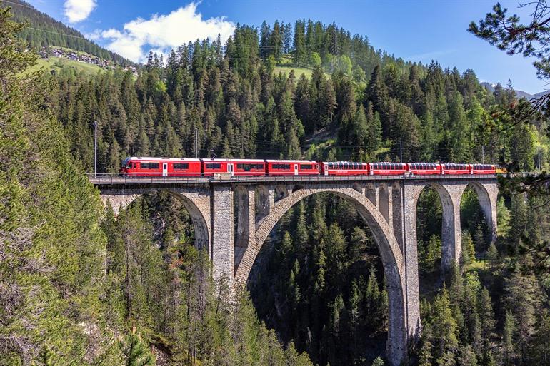 Bernina Express over het Wiesener Viaduct, Zwitserland