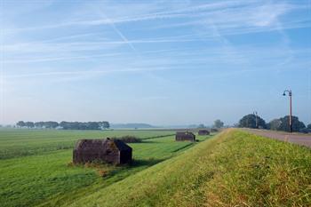 Betonnen bunkers in de buurt van Culemborg