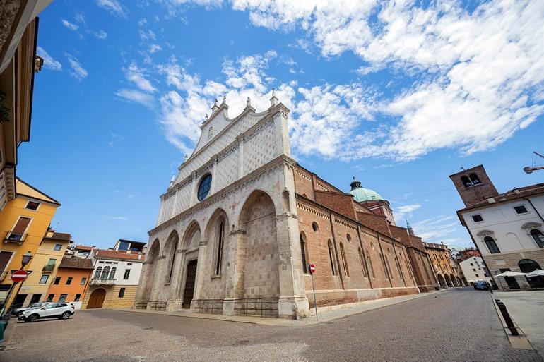 Bewonder de kathedraal op Piazza del Duomo, Vicenza