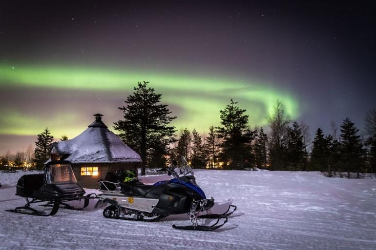 Bewonder het noorderlicht in Rovaniemi tijdens een sneeuwscootertocht, Finland