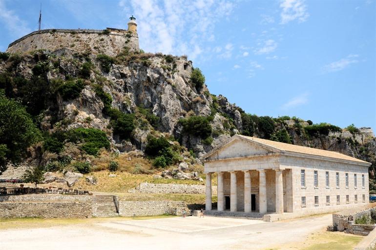 Bezoek de archaïsche Tempel van Artemis
