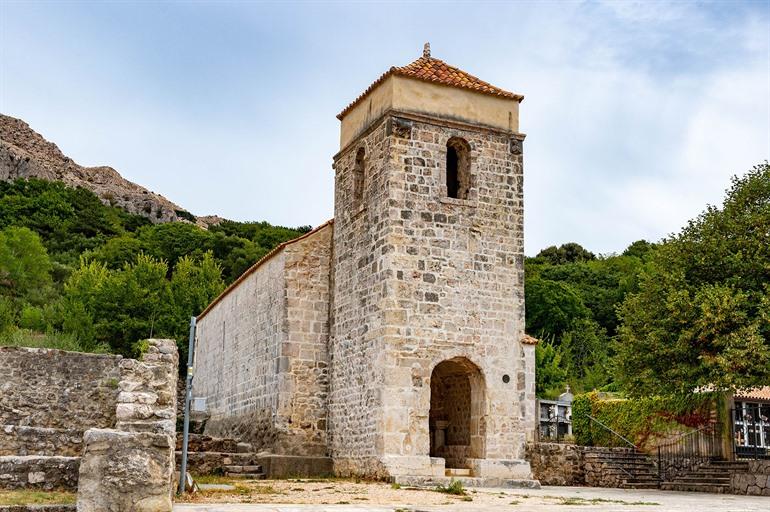 Bezoek de kerk van St. Lucy met het tablet van Baska, Kroatië
