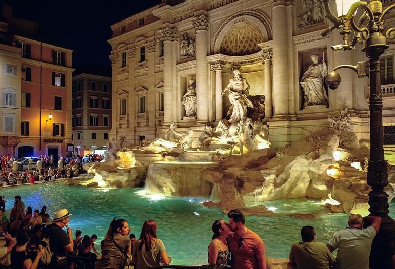 Bezoek de Trevi fontein in de avond, Rome