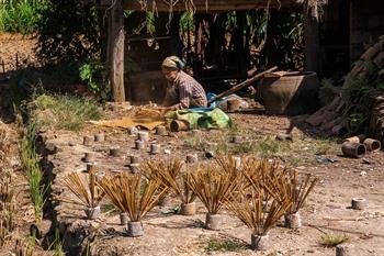 Bezoek wierookdorp Phia Thap