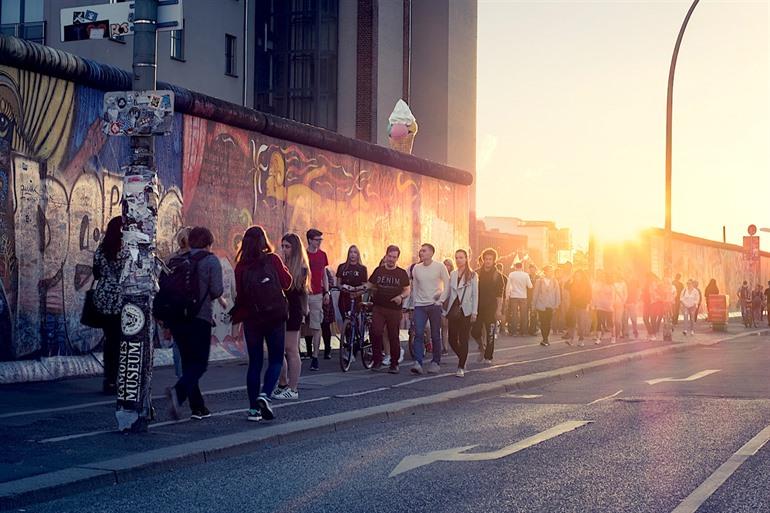 Bezoekers East Side Gallery