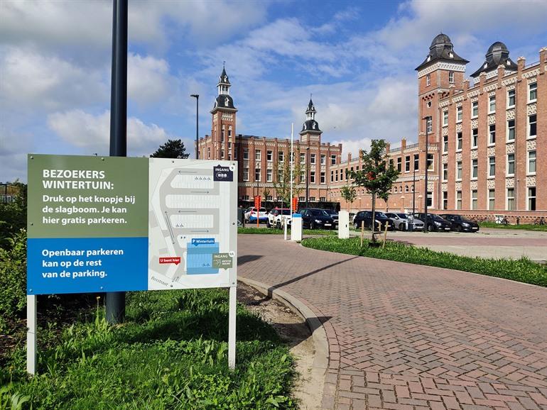 Bezoekersparking bij de Wintertuin