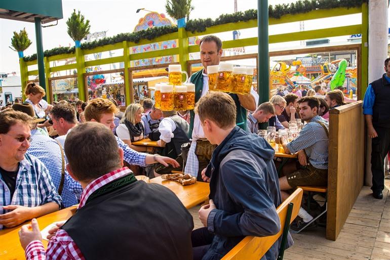 Biertafels op Oktoberfest