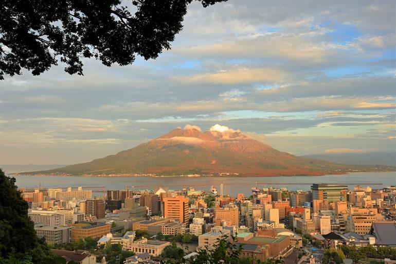 Bijzonder zicht op Sakurajima vanuit de stad