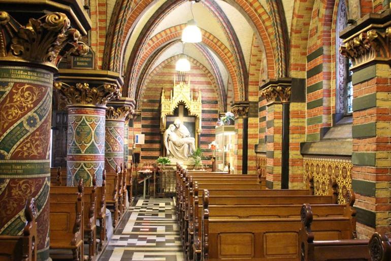 Binnen in de basiliek