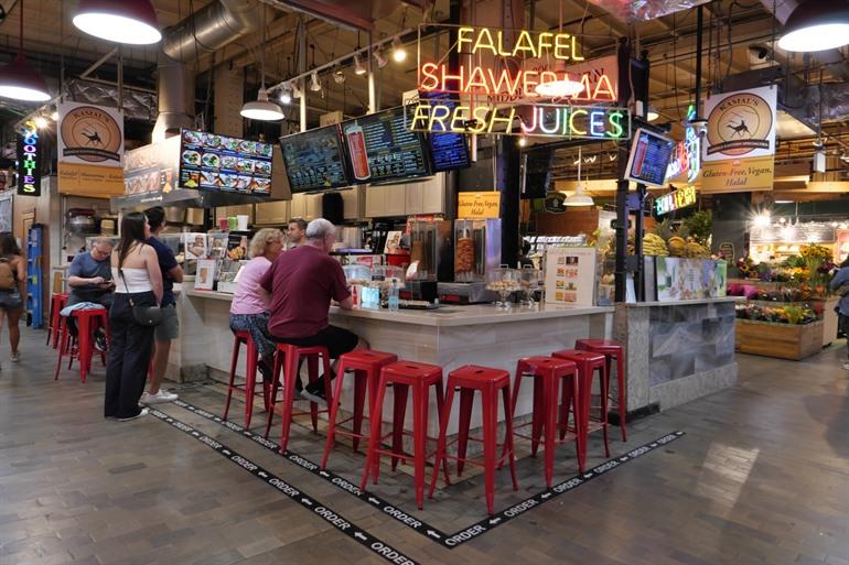 Binnen in Reading Terminal Market