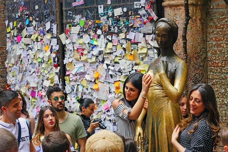 Binnenplaats met het standbeeld van Juliet en de liefdesverklaringen