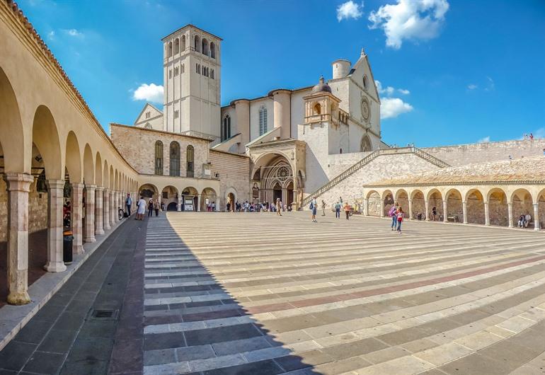 Binnenplaats van Basilica di San Francesco, Assisi