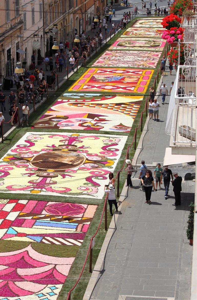 Bloementapijten tijdens de Infiorata di Genzano, Italië 