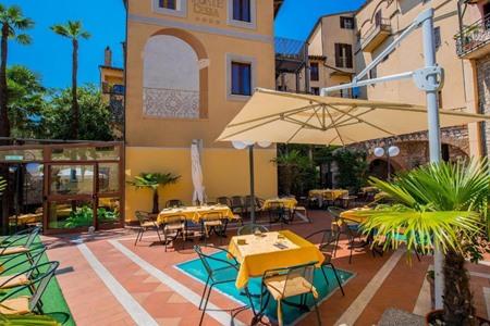 Boek een onvergetelijk verblijf bij Hotel Fonte Cesia in het centrum van de stad